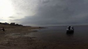 Спуск лодки на воду с прицепа по быстрому!