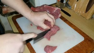 Режем мясо коровы