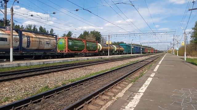 Электровоз ВЛ10К с грузовым поездом и перегоняемым ТЭМ2УМ-618 смотреть онлайн