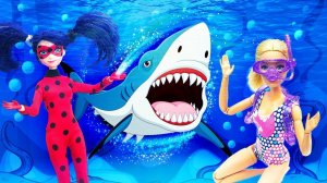 Куклы Леди Баг и Барби на пляжной вечеринке С АКУЛАМИ?! — Видео с куклами — Ловушка Джокера