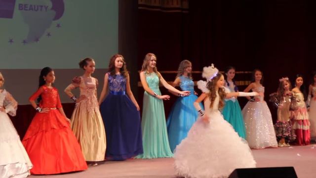 Воробьева Каролина - выход в вечерних платьях 2017