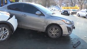 Авто снес бампер стоящей машине