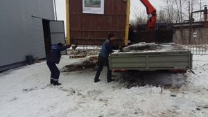 Загрузка бытовки . Валдай манипулятор