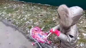Как проводит Евочка свой день/Играет с Baby Born/Кушает/Катает на улице пупса Беби Борн
