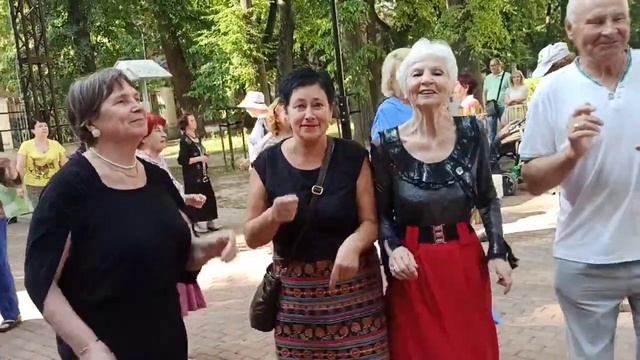 ТАНЦЫ ? КАК ЖЕ НАМ НЕ ВЕСЕЛИТЬСЯ ? #танцы#Калуга#парк#пенсионеры смотреть онлайн