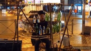 Уличный музыкант. Прекрасная игра на бутылках!!