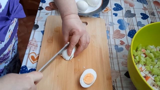 Салат из крабовых палочек с рисом смотреть онлайн