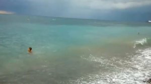 Сын купается на море в грозу