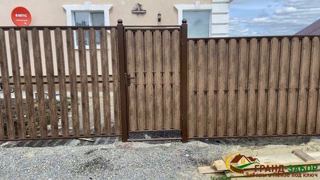 Забор из евроштакетника под дерево в рамке из серии "Не как у всех" с шарами на столбах. Наш обзор!