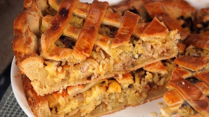 Наслаждаемся вкусным рыбником.
ПИРОГ С КОПЧЁНОЙ СКУМБРИЕЙ И РИСОМ