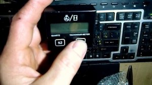 Счетчик моточасов и тахометр для двигателя.