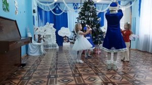 Танец волшебных фей. (Феечки зажигают огоньки на ёлке)