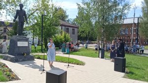 Ни вблизи, ни вдали я не знаю земли лучше той, что меня растила