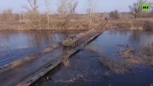 движение боевой техники по понтонной переправе через реку Северский Донец
