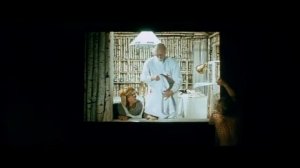 Айболит-66. Невоспитанные люди часто используют окно не по назначению.