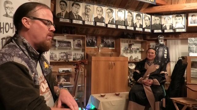 Американец Шон Куирк исполняет тувинский хоомей. Международный культурный центр в Хакасии. Siberia