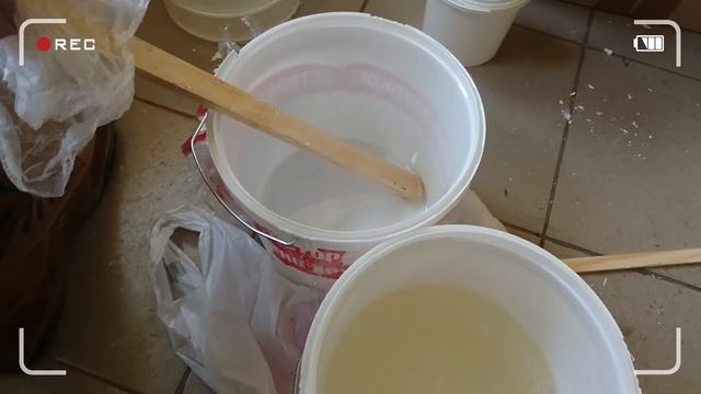 Стол из эпоксидной смолы и слэба орехового дерева.