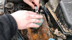 Очистка аккумулятора и клемм авто от паров электролита, накипи!!!!