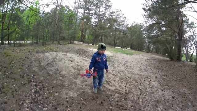 Играю в стрелялки с папой в лесу. Детская игра с пестиками. смотреть онлайн