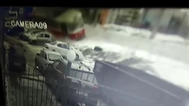 Трамвай упал на 5 машин в Самаре смотреть онлайн