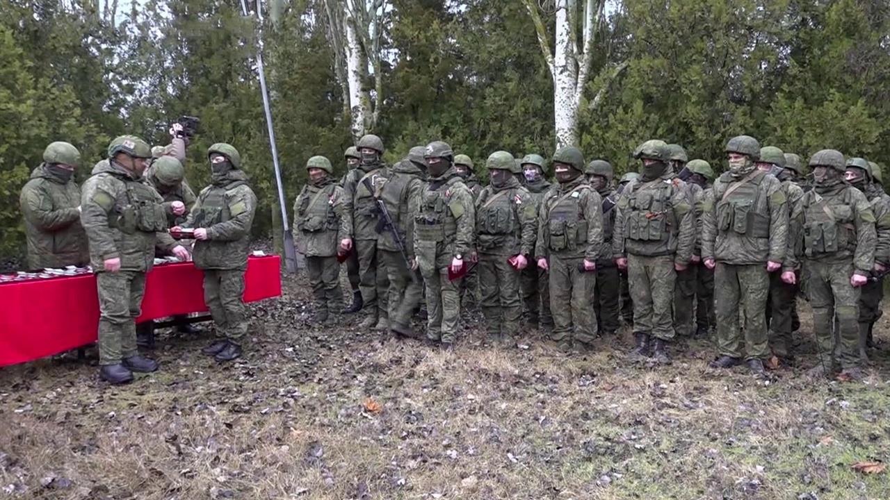 Военнослужащих мотострелковой арктической бригады наградили прямо на передовой