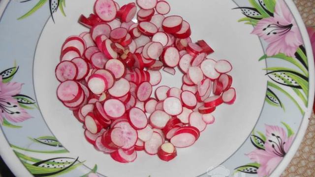 Летний салат с редиской