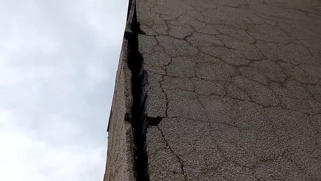 Рушится стена смотреть онлайн