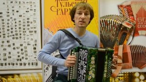 Почему обычная гармонь так дорого стоит?