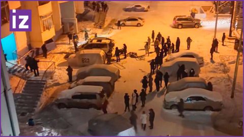 Машина взорвалась во дворе жилого дома в Якутске / Известия