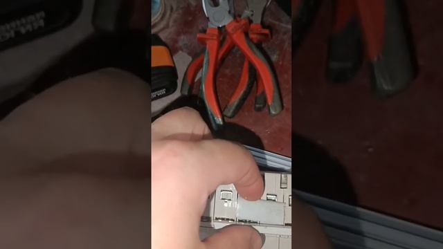 А чё, так можно было что ли????♂️? Распределение трёх фаз однофазными гребёнками #лайфхак #ekf #эк смотреть онлайн