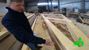 Производство и сборка ферм из ЛВЛ бруса в цеху.