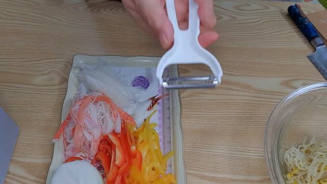 Необычный салат с крабовыми палочками и проростков сои.