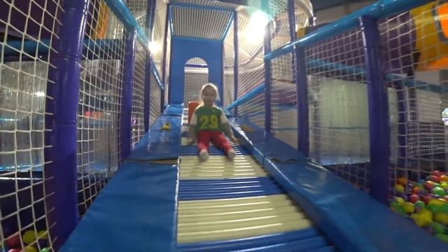 Милена и Мирон играют. Парк развлечений в Киеве в торговом центре Лавина Молл. смотреть онлайн