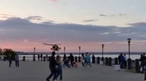 Военный вертолёт над набережной в Таганроге