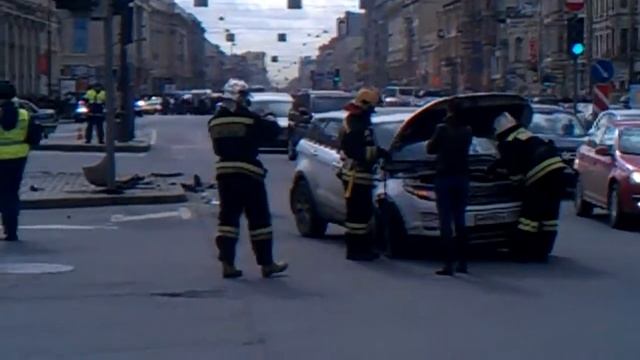 Дневное ДТП на площади Восстания (2) смотреть онлайн