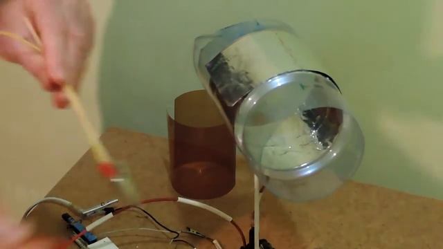 .!. Электричество  проходит сквозь диэлектрик !.))