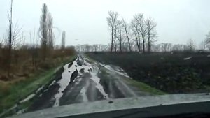 Дастер едет по грязи.