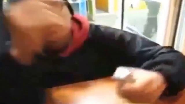 WTF ПРИКОЛ   ГЛУПЫЙ ПАРЕНЬ ПЫТАЕТСЯ КУПИТЬ ТЕЛЕФОН 2