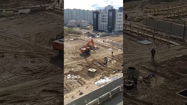 Экскаватор сносит бывший канализационный колодец, чтобы  установить новый #Shorts