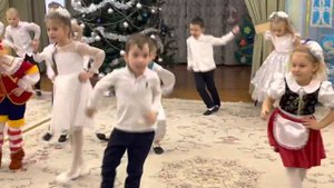 Веселый танец на Новый год «Птичка польку танцевала»