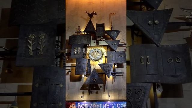 Кукольные часы на стене театра Образцова