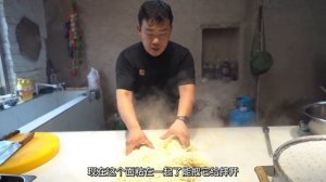 河南大厨做特色焖面，上大锅蒸两遍，猴哥一碗吃完接着一碗，太香了！【胖猴仔】