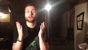 Актер Антон Шварц разминается перед спектаклем.