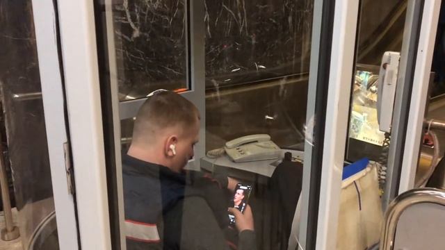 Безопасность на эскалаторе. Смотрит видео в наушниках. смотреть онлайн