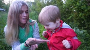 Принцесса Милашка ловим майских жуков catch beetles