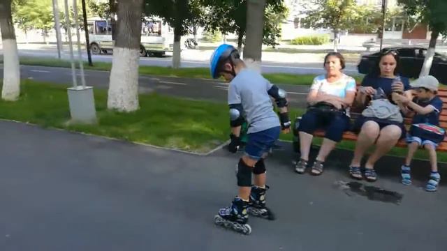 Учимся кататься на роликах. смотреть онлайн