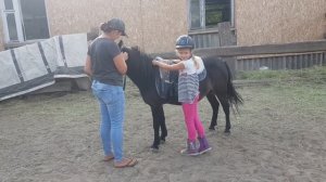 Дети и пони)). Как ребенку залесть на пони без стремян. Мучаем лошадь))