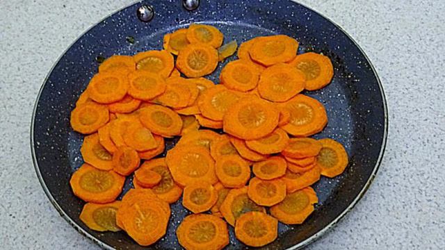 Суп из замороженного щавеля с яйцами и сметаной