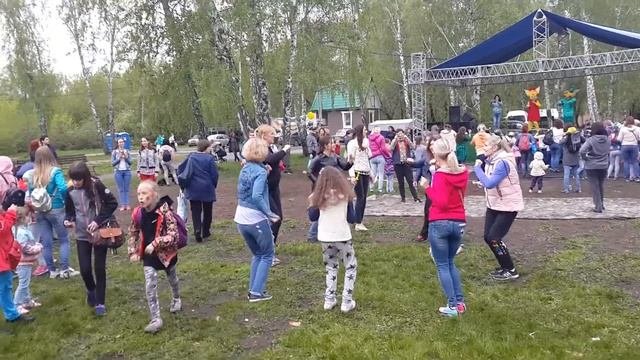 Флешмоб на 10-летие форума Омскмама. Танец утят