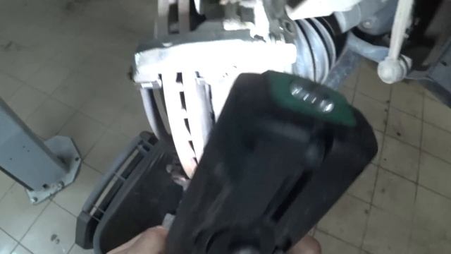 Skoda Octavia A-8, Octavia IV замена передних тормозных колодок. смотреть онлайн